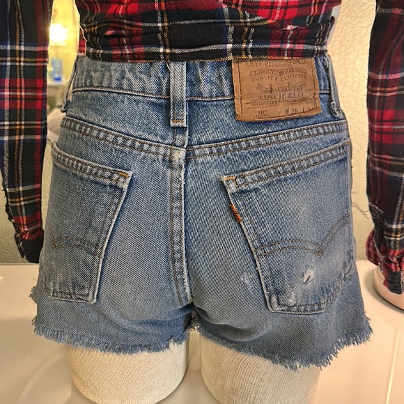 LEVI’S DENIM SHORTS - Picture 2 of 3